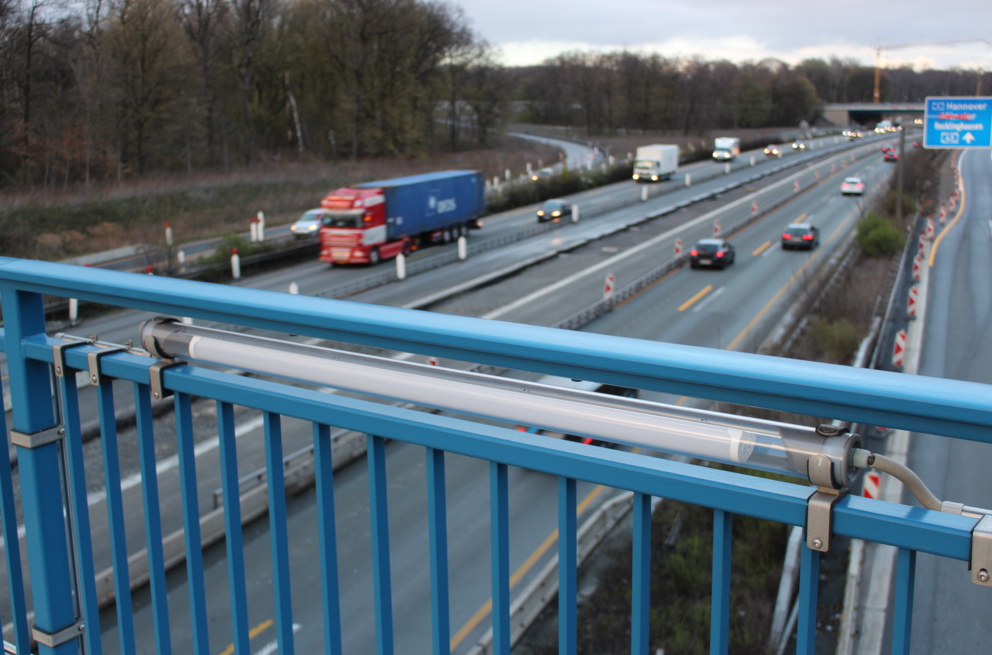 Lightronics armatuur op een brug boven een snelweg
