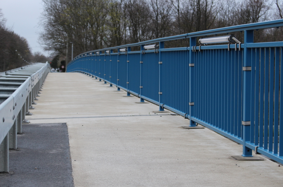 Lightronics armatuur op een brug boven een snelweg