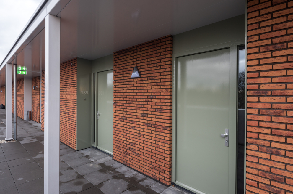 Lightronics GEO armaturen bij de voordeuren van woningen in een zorgcomplex in Tilburg