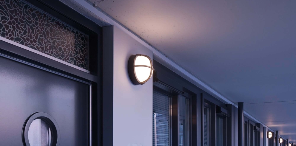Lightronics GPA armatuur bij de voordeur van een woning in een appartementencomplex Lightronics GPA armatuur bij de voordeur van een woning in een appartementencomplex