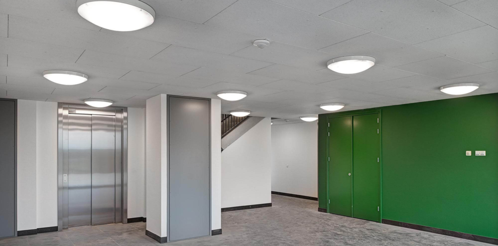 Lightronics armatuur DOTT XL in een hal van een appartementencomplex