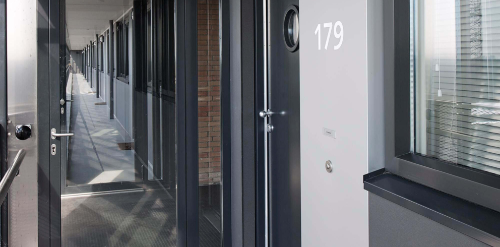 Lightronics GPA armatuur bij de voordeur van een woning in een appartementencomplex