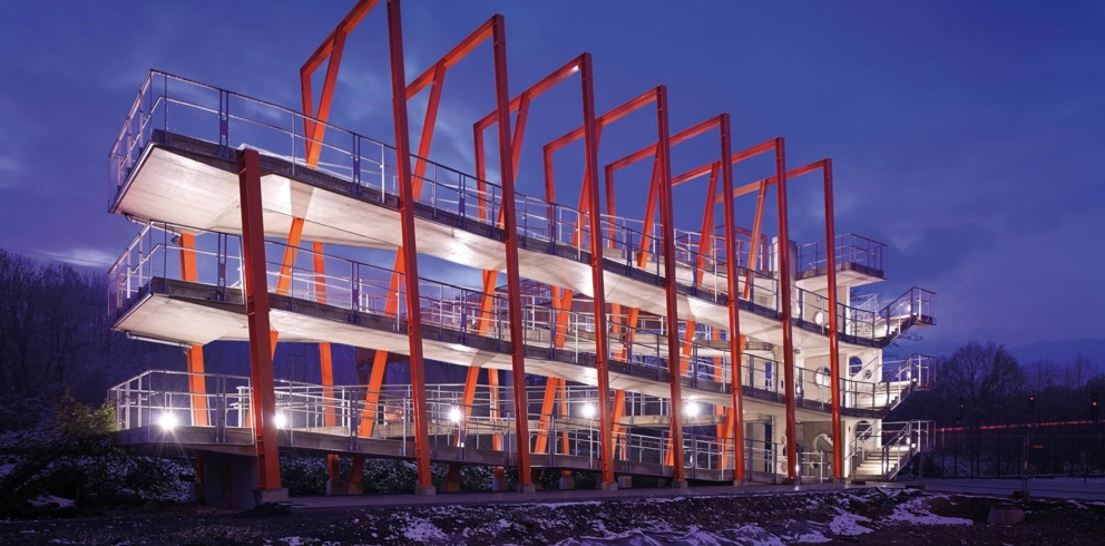 Lightronics SATEGO armatuur op een voetgangersbrug Lightronics SATEGO armatuur op een voetgangersbrug