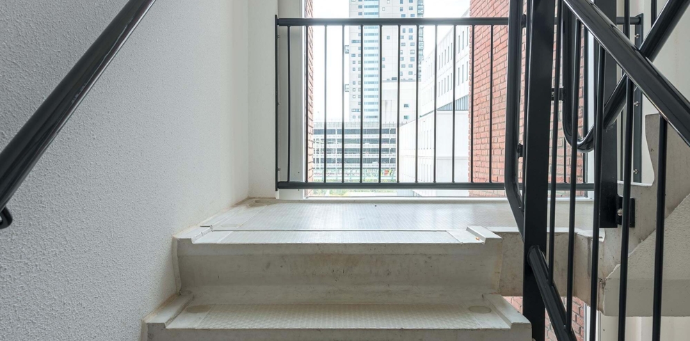 Lightronics armatuur DOTT M in een trappenhuis