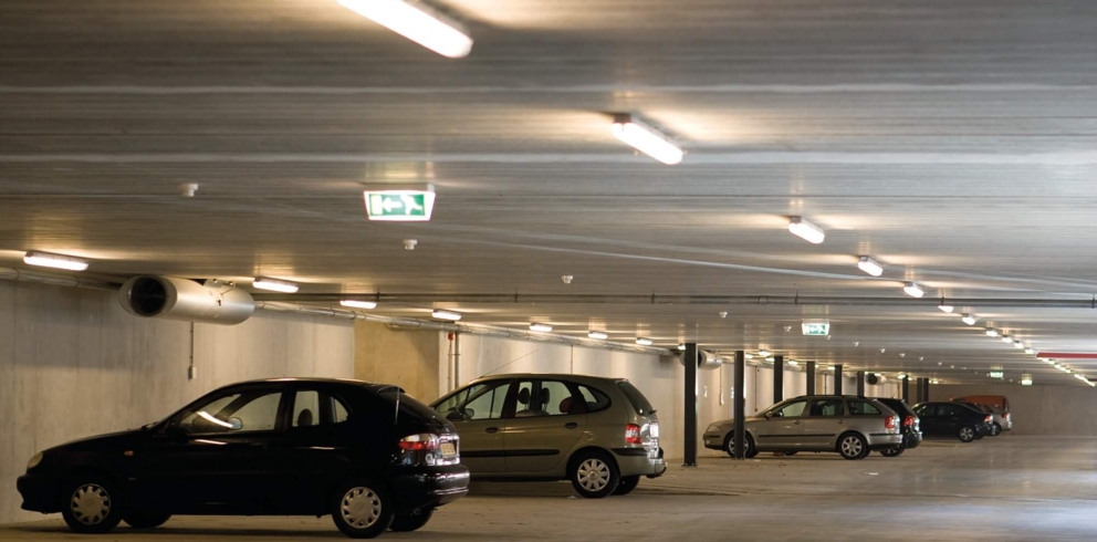 Lightronics PGA armatuur aan het plafond van een parkeergarage Lightronics PGA armatuur aan het plafond van een parkeergarage