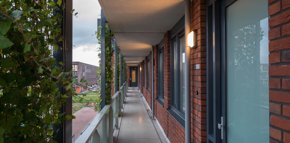 Lightronics TPS armatuur in de galerij van een appartementencomplex Lightronics TPS armatuur in de galerij van een appartementencomplex