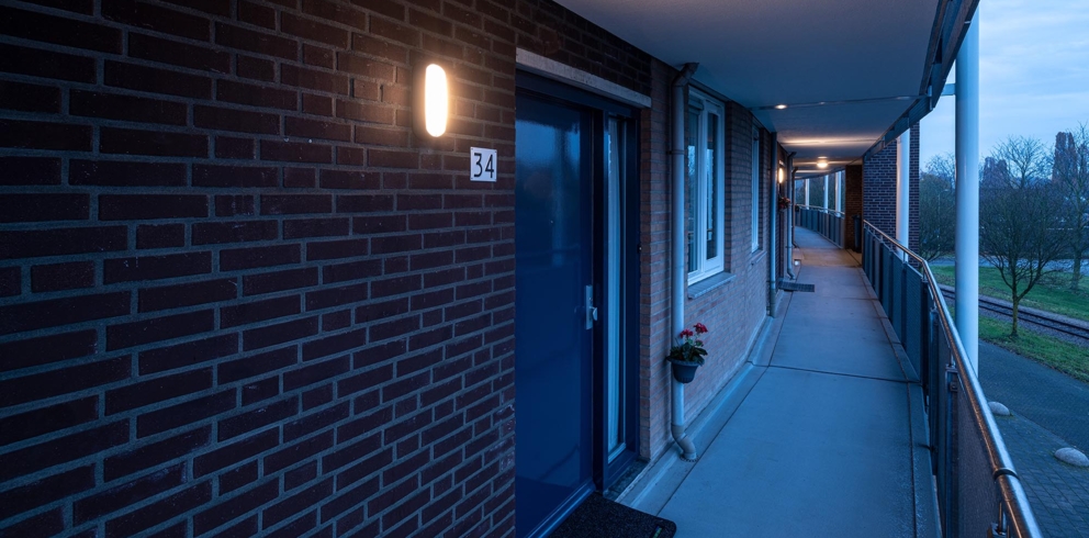 Lightronics RINK armatuur in de galerij van een appartementencomplex