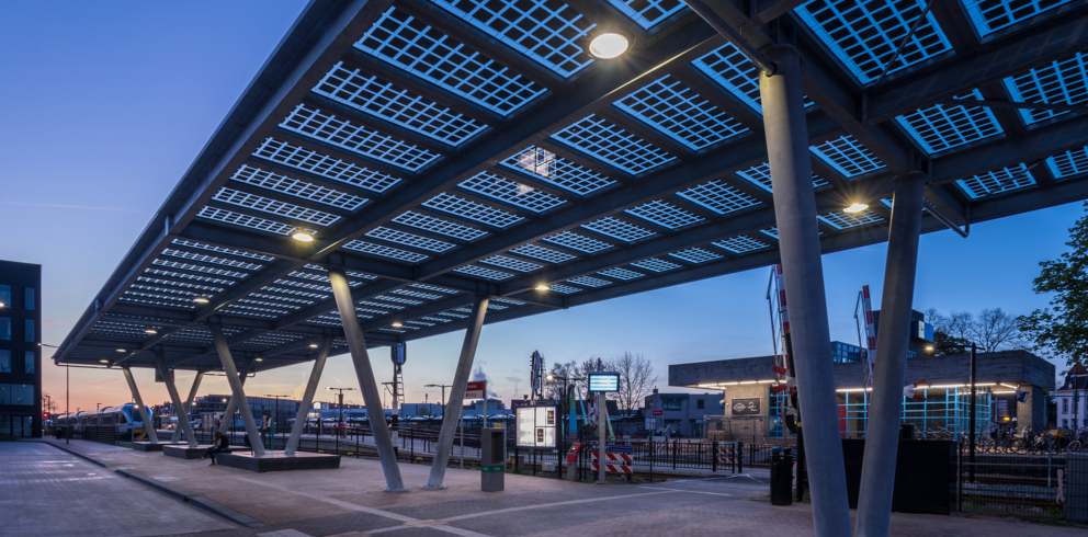 Lightronics PRUNUS D armaturen aan een dak op het busstation in Doetinchem Lightronics PRUNUS D armaturen aan een dak op het busstation in Doetinchem