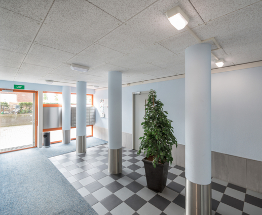Lightronics armatuur in een hal van een appartementencomplex aan de Laakboulevard in Amersfoort Lightronics armatuur in een hal van een appartementencomplex aan de Laakboulevard in Amersfoort