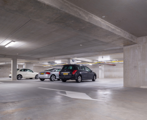 Lightronics PGA armaturen aan het plafond van een parkeergarage in Tilburg