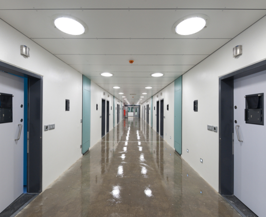 Lightronics ESV armatuur in de hal van een gevangenis in Turnhout