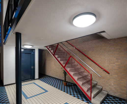 Lightronics DOTT XL armaturen aan het plafond van een appartementencomplex van Veluwonen in Eerbeek